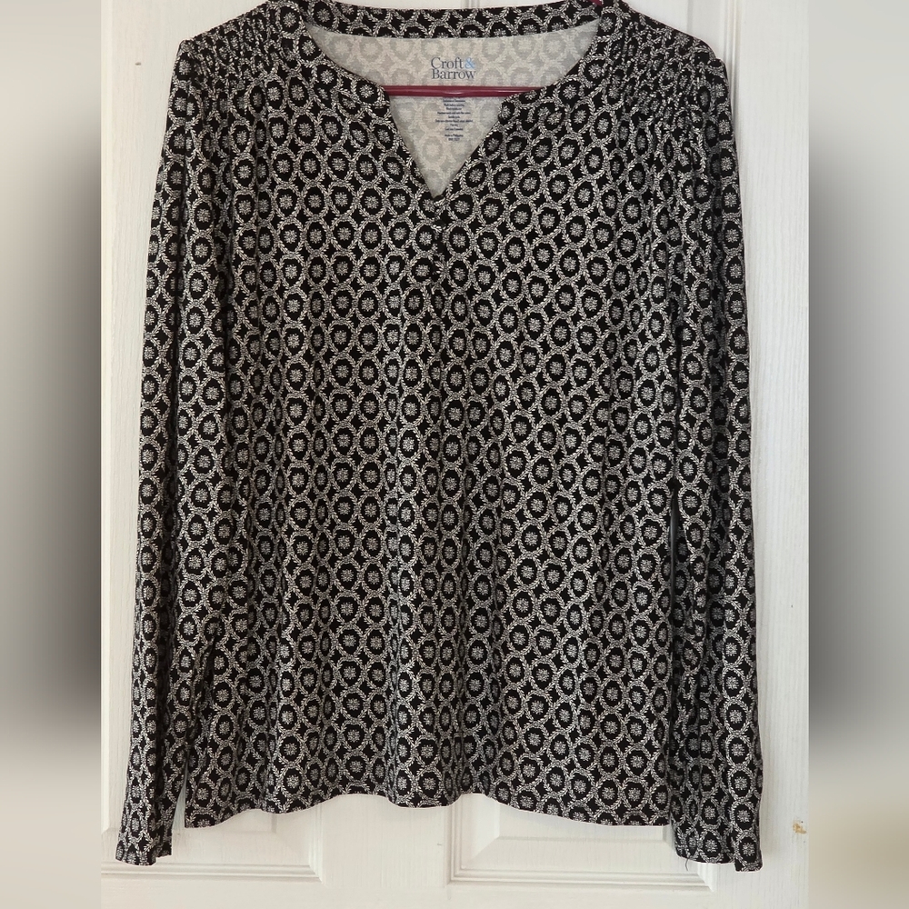 Casual Black and White Patterned Top